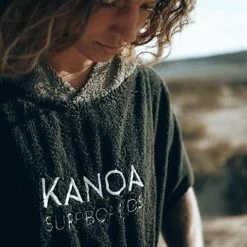 Poncho Noir Avec Poche Kangourou Zippée -Série Surf poncho noir avec poche kangourou zippee 4